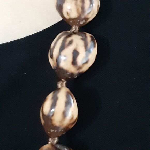 Natural kuiki seeds marbled style necklace 36" - Picture 2 of 3